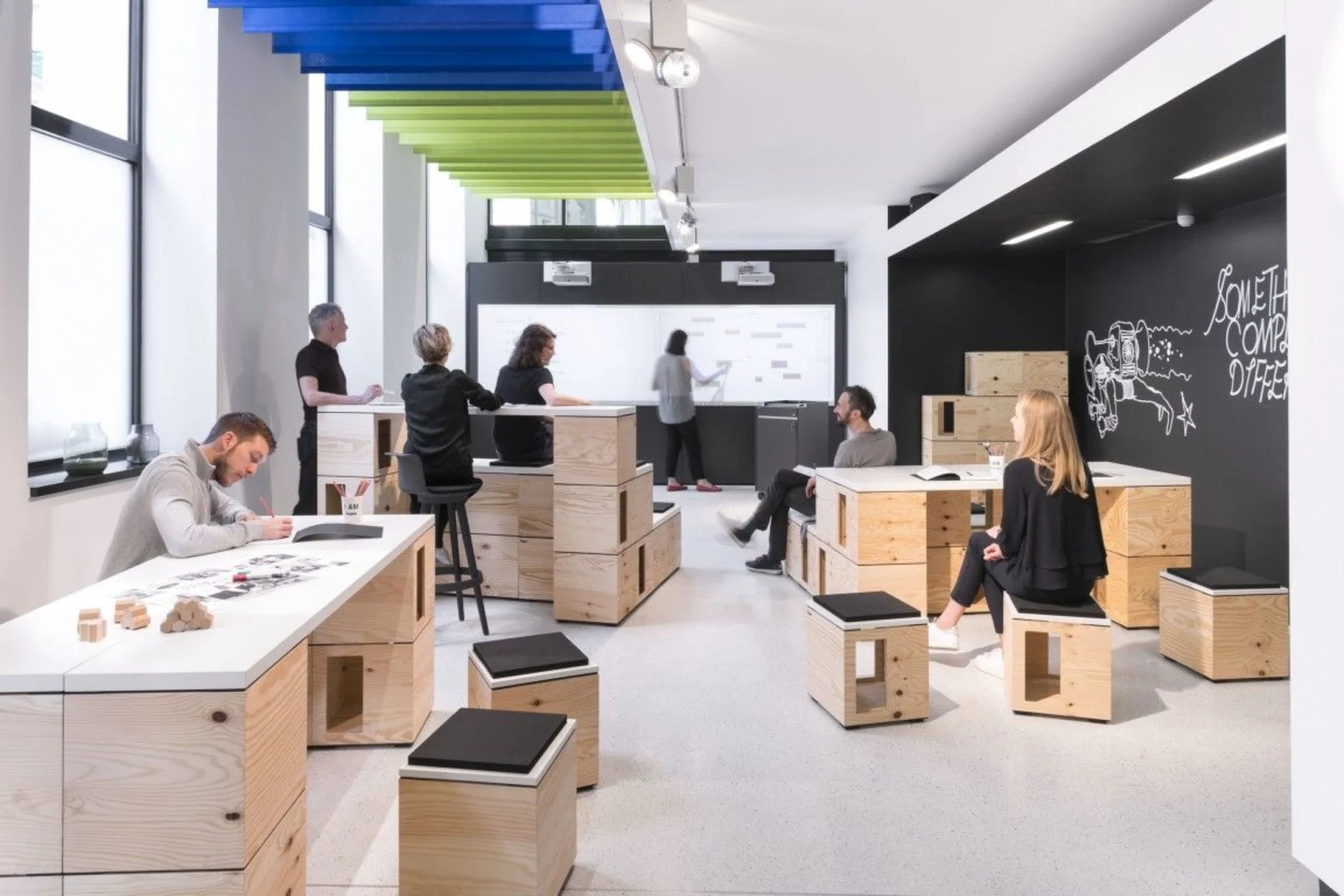 Espacio de aprendizaje con mesas y mobiliario flexible