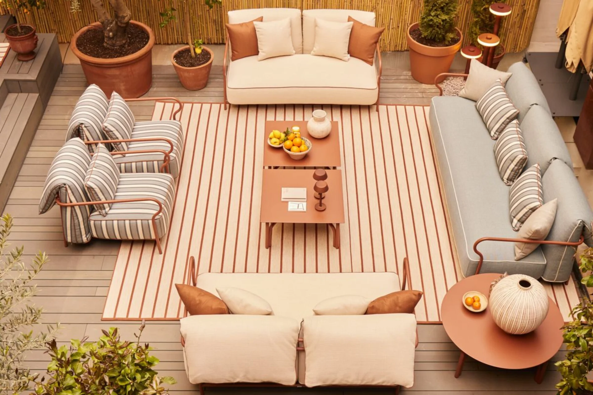 Terraza equipada con asientos y mesas de exterior