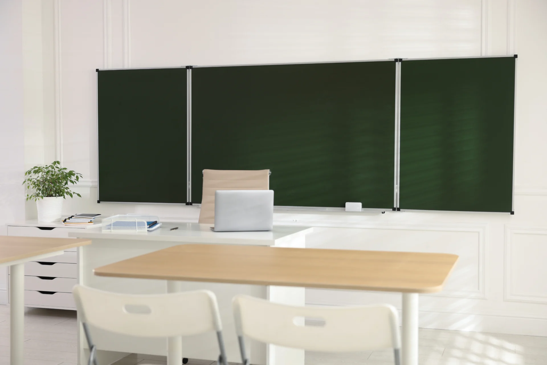 Espacio de aprendizaje con mesas y mobiliario flexible