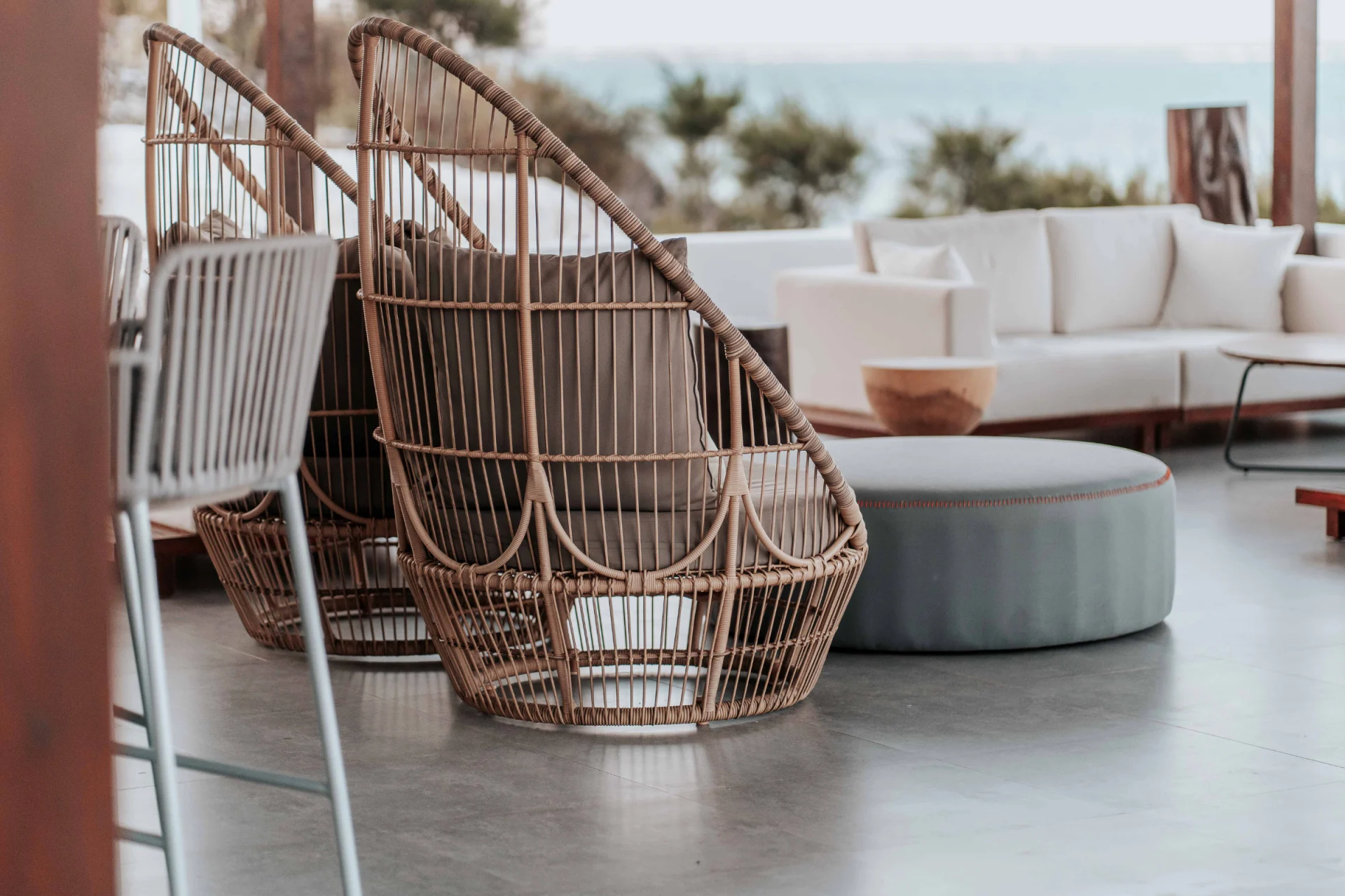 Terraza equipada con asientos y mesas de exterior
