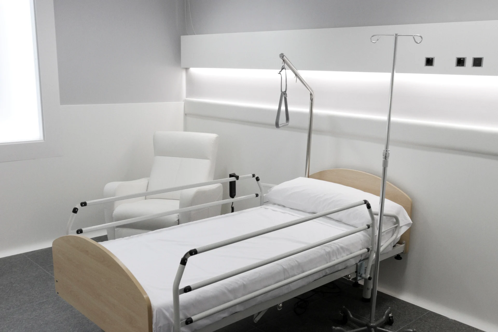 Área sanitaria con sillones de atención separados por mamparas