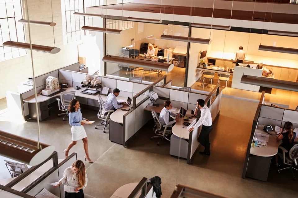 Oficina equipada con puestos de trabajo, separadores y zonas de reunión