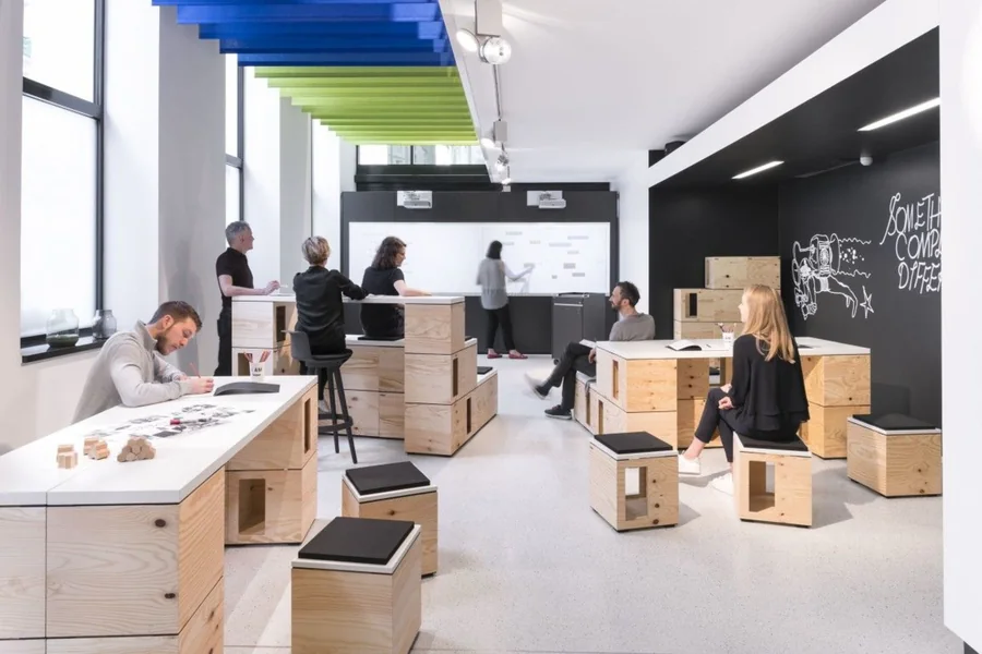 Espacio de aprendizaje con mesas y mobiliario flexible